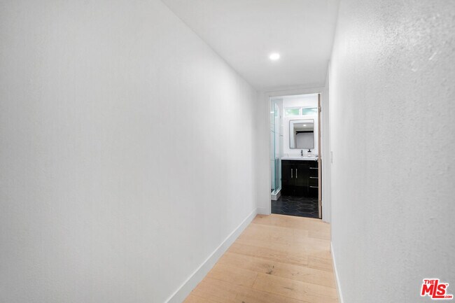 Photo - 18225 Erwin St