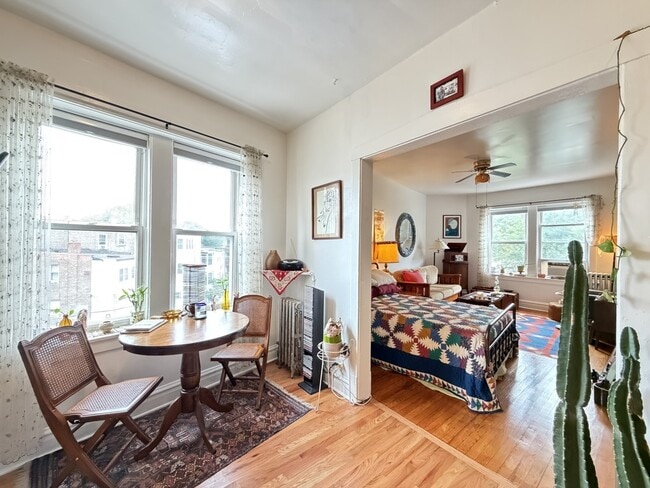 Building Photo - 2462 N Linden Pl Unit J02P