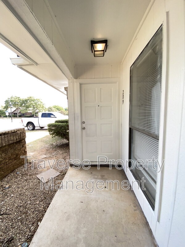 Photo - 209 Hickory Springs Dr