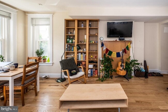 Photo - 2470 Ontario Rd NW