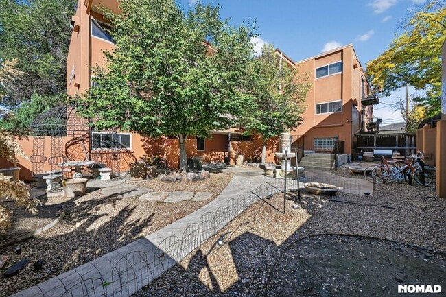 Building Photo - Charming 1BR Condo in Denver