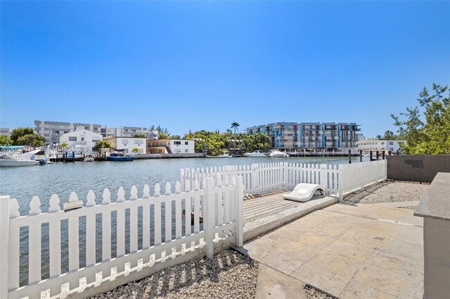 Building Photo - 8135 Crespi Blvd Unit 4
