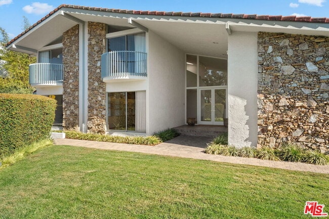Photo - 650 N Tigertail Rd