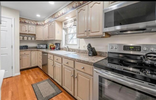 Photo - 1129 Claridge Dr