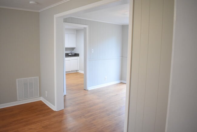 Photo - 221 N Sanders St