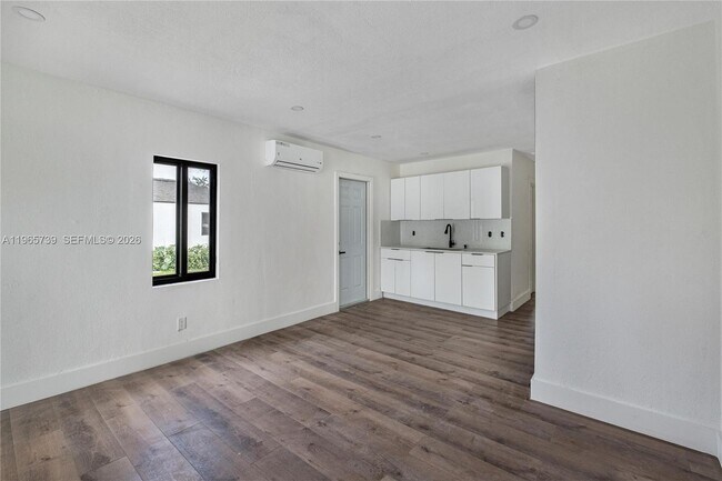 Photo - 6905 NW 4th Ct Unidad B