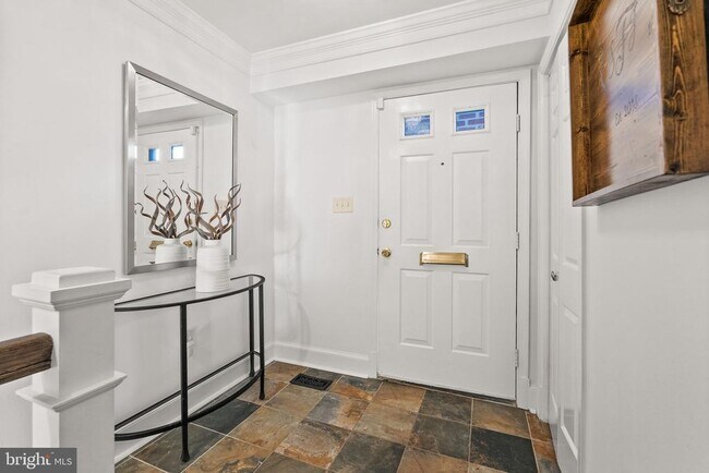 Photo - 3231 Sutton Pl NW