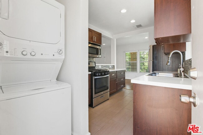 Photo - 1335 S Roxbury Dr Unidad 1337 1/2