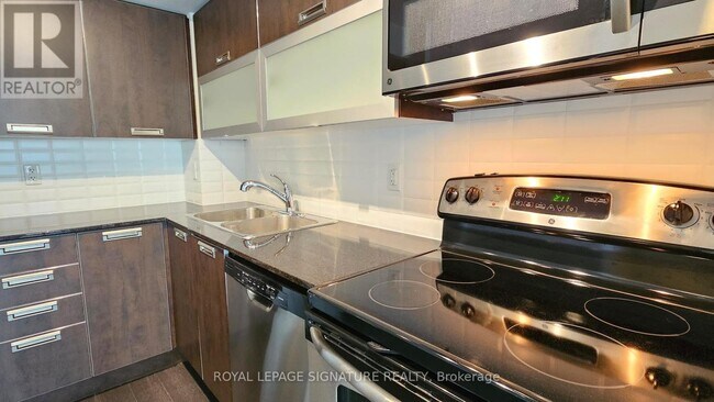 Photo - 28 Ted Rogers Way Unité 1810