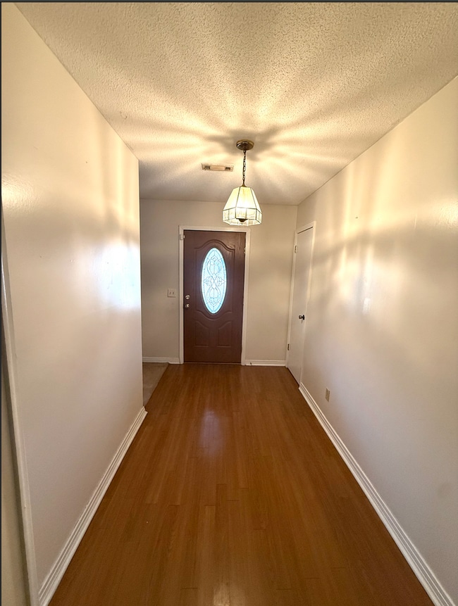 Photo - 3 bedroom 2 bath home located in quiet neighborhood