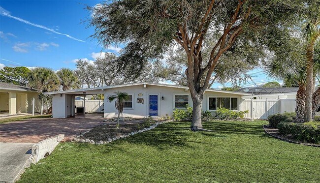 Photo - 817 Harbor Dr S