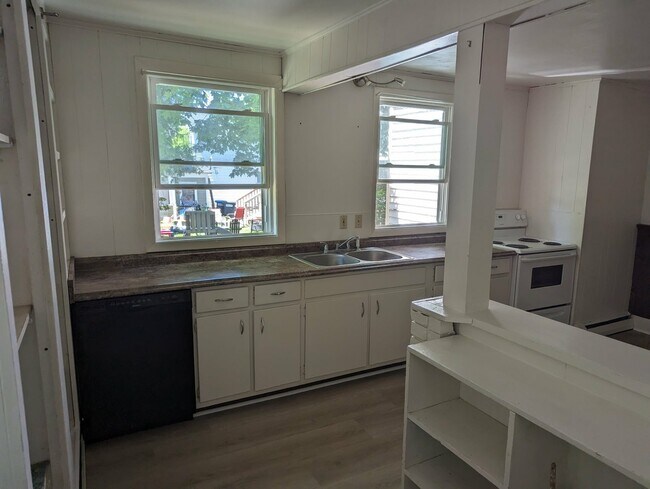 Kitchen - 186 Center St Unit 1