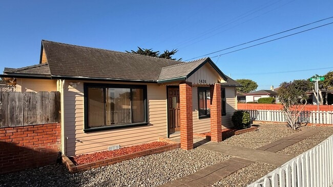 Building Photo - This two-bedroom, one-bath home in Upper Seaside