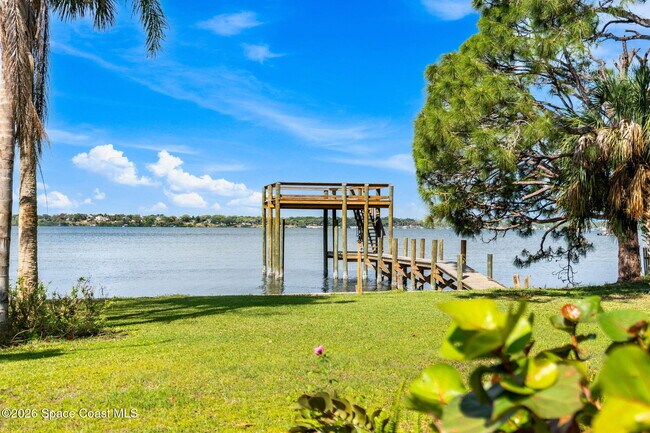 Photo - 975 Oak St