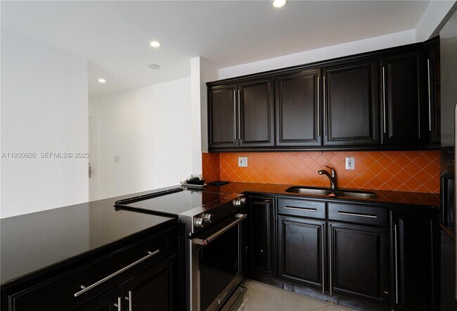 Photo - 3716 NE 168th St Unidad 304