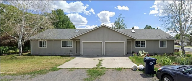 Building Photo - Recently Renovated 3 Bed/1 Bath Duplex Unit - Metolius Ave
