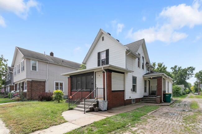 Photo - 315 S West St
