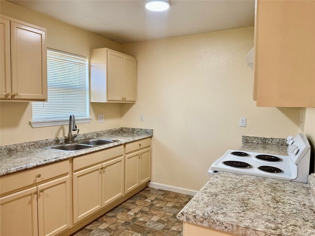 Photo - 711 Hahlo St