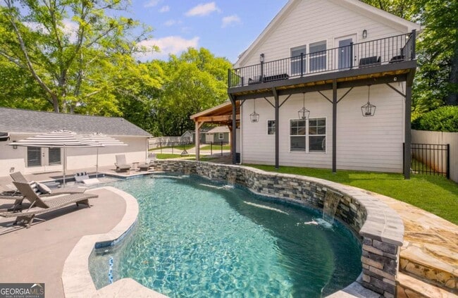 Photo - 8175 Main St