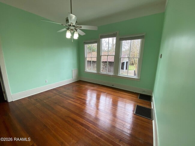 Photo - 215 Versailles Blvd