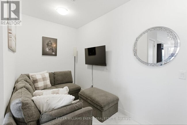 Photo - 2545 Simcoe St N Unité 211