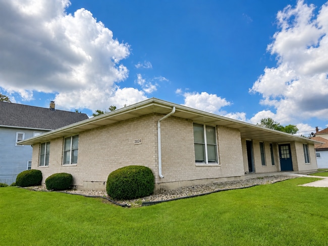 Building Photo - Updated 2-bedroom apartment with parking, front/rear access, modern flooring, full kitchen, and l... Unit C