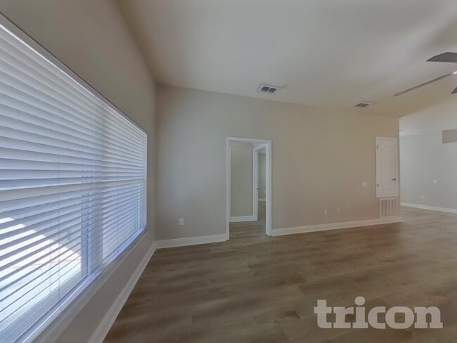 Photo - 387 Buchannan Dr