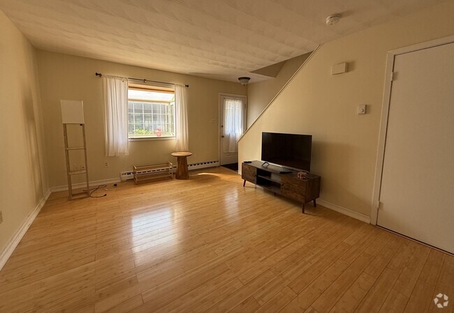 Building Photo - 3 Bedroom Townhome in Woods Edge!