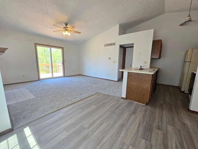 Photo - 3 Bedroom 2.5 Bathroom Duplex in Bloomington