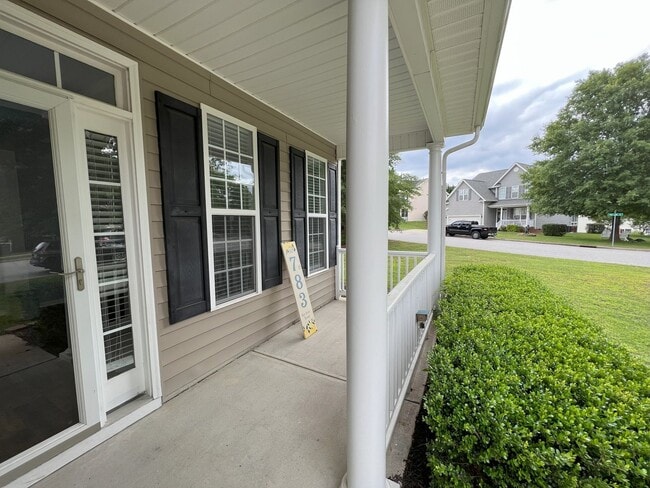 Photo - 783 Hay River St