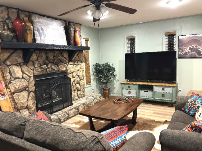 Photo - 828 W 51st St