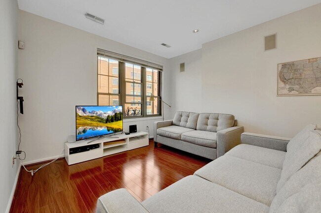 Photo - 24 Ave at Port Imperial Unidad 208