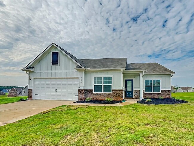 Building Photo - 905 Hesston Dr Rental