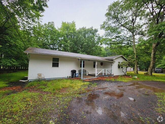 Building Photo - Updated 2 bedroom Home in Amenity Filled C...