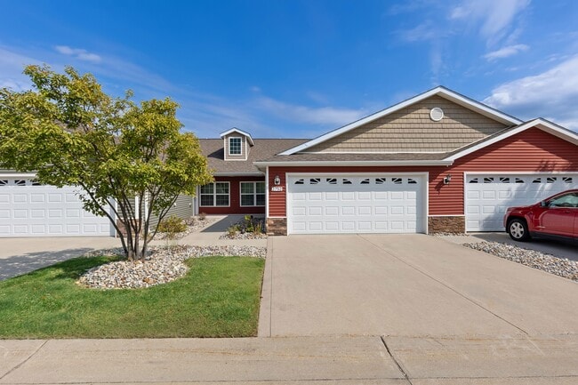 Building Photo - Redwood Wolverine Lake
