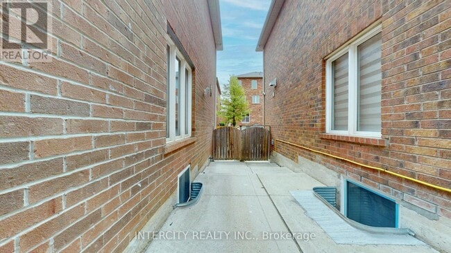 Photo - 392 Derrydale Dr