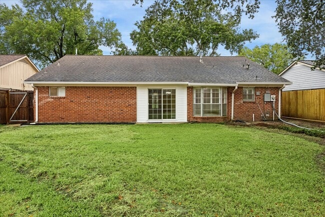 Building Photo - 15710 Thunderbay Dr