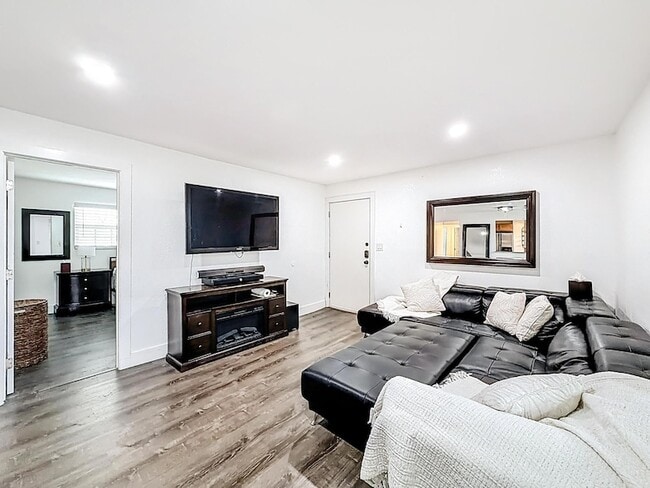 Photo - 305 SE 11th Ave Unit D