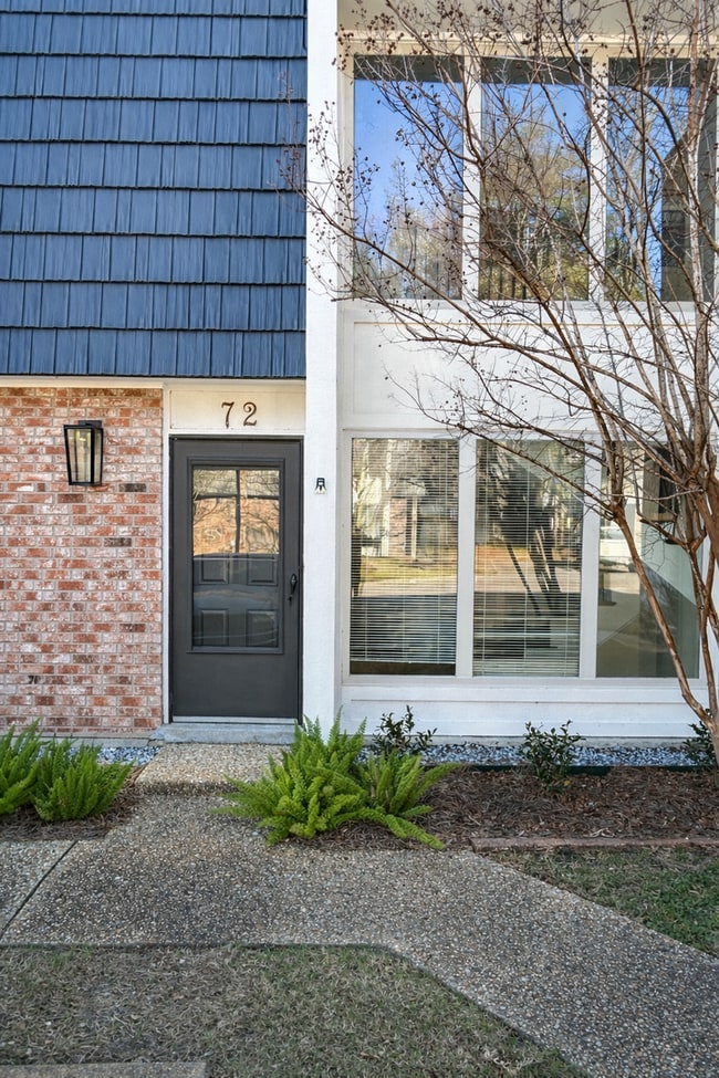 Building Photo - Cozy Beachfront Townhome