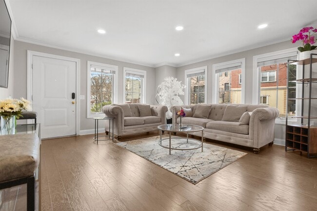 Building Photo - 200 Laird Ave Unit 101