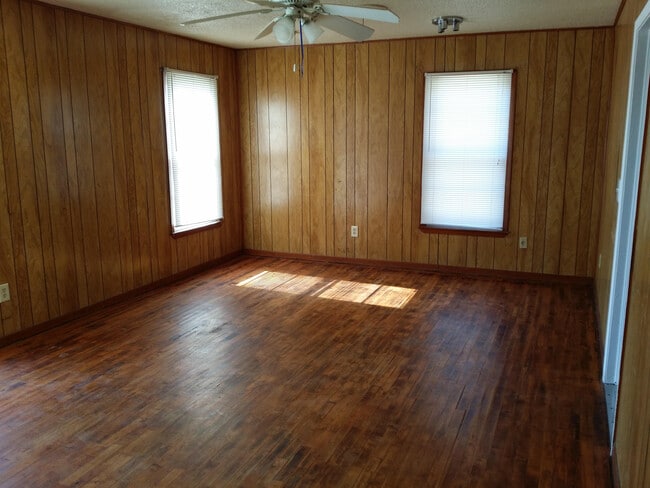Photo - 907 E Avenue G