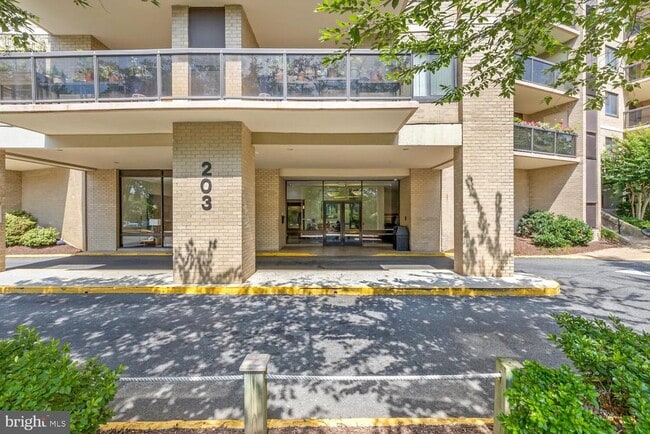 Photo - 203 Yoakum Pkwy Unidad 1217