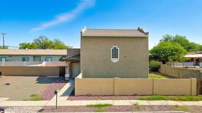 2862 N Tyndall Ave Unit 2
