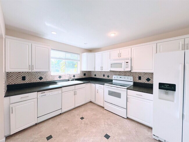 Photo - 2032 Discovery Cir W
