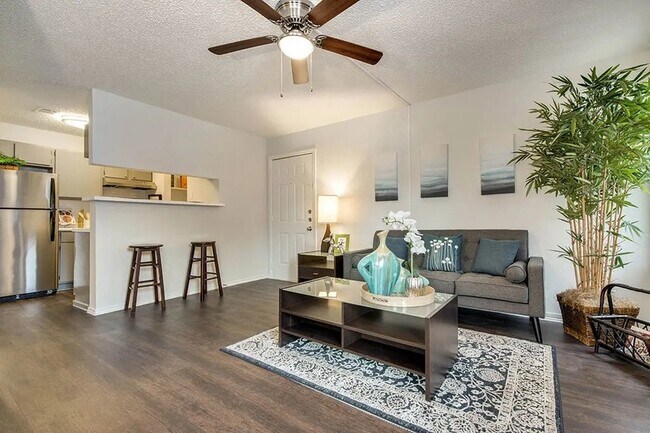 Building Photo - 7610 Cameron Rd Unit 2016 Rental