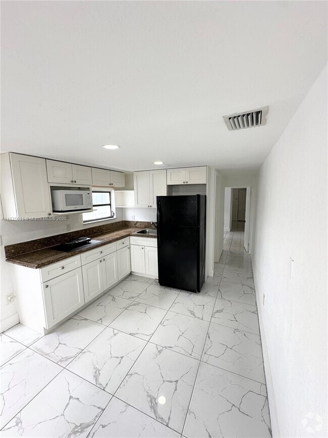 Building Photo - 3331 NW 18th Terrace Unit 2 Rental