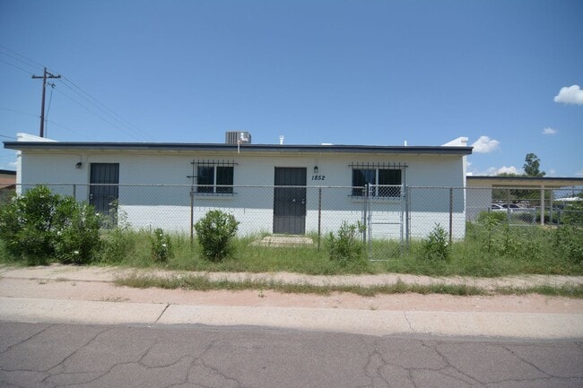 Building Photo - Remodeled 3 Bedroom 2 Bath Duplex! South Central Tucson Location!