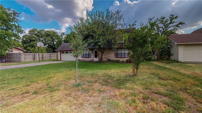 Photo - 1304 Merry Oaks Dr