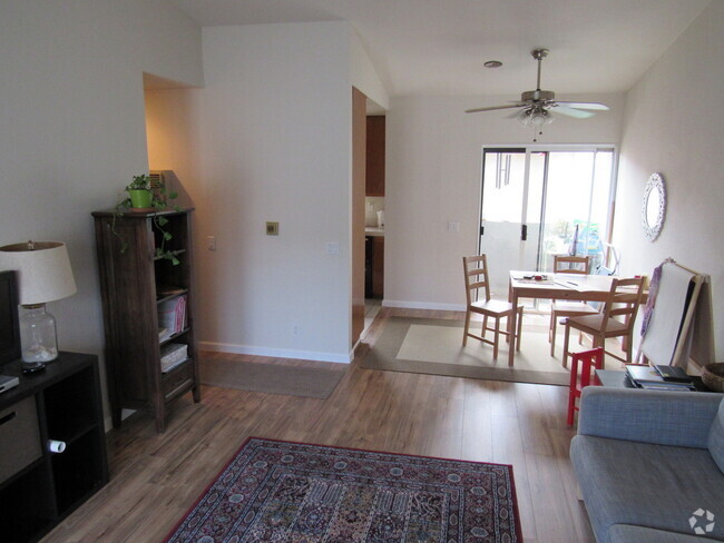 Building Photo - Adorable 2 bed / 2 bath in small gated com... Unit 5 Rental