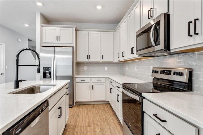 Photo - 637 Bayhawk St